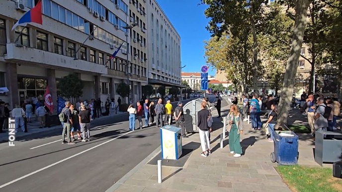 Aktivisti ispred Skupštine